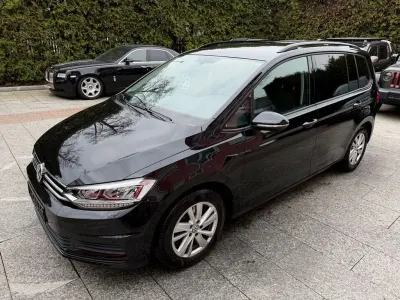 Gebraucht VW Touran Comfortline 150 PS (110 kW) 2020 Schwarz Van / Kleinbus