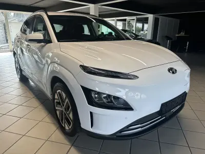 Gebraucht Hyundai Kona Trend 100 kW (136 PS) 2023 Weiß SUV