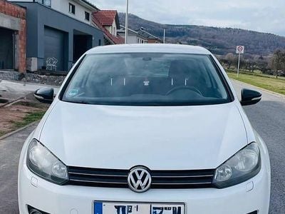 Gebraucht VW Golf VI 105 PS (77 kW) 2011 Weiß Kleinwagen