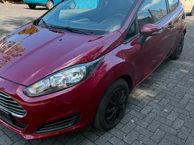Gebraucht Ford Fiesta 60 PS (44 kW) 2014 Rot Kleinwagen