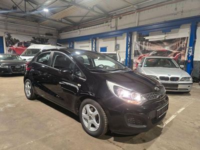 Silber Gebraucht 2012 Kia Rio Edition 7 Limousine | 5.590 € (Etwas zu teuer)