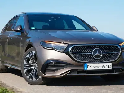 Gebraucht Mercedes E220 Premium Plus 197 PS (144 kW) 2023 Braun Limousine