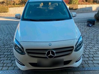 Gebraucht Mercedes 180 109 PS (80 kW) 2015 Weiß Limousine