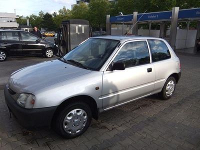 Gebraucht Daihatsu Charade 60 PS (44 kW) 1999 Silber Kleinwagen