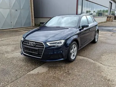 Gebraucht Audi A3 Comfort 131 PS (96 kW) 2019 Blau Limousine