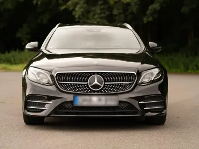 Gebraucht Mercedes E220 AMG line 194 PS (142 kW) 2017 Schwarz Limousine