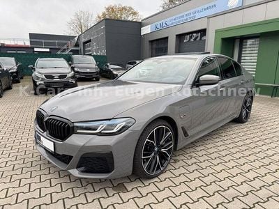 Gebraucht BMW 545e M Sport 394 PS (289 kW) 2021 Berninagrau bernsteineffekt Limousine