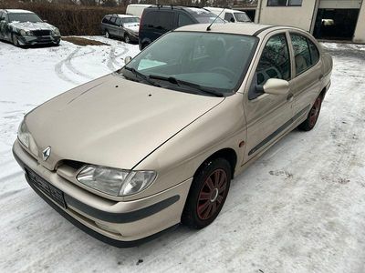 Gold Gebraucht 1997 Renault Mégane Limousine | 399 € (Fairer Preis)