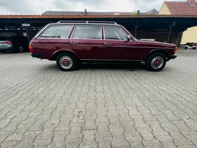Gebraucht Mercedes 230 136 PS (100 kW) 1981 Rot Kombi