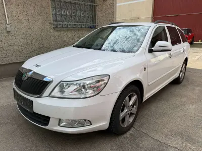 Gebraucht Skoda Octavia Family 105 PS (77 kW) 2012 Weiss Kombi