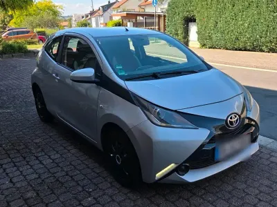 Gebraucht Toyota Aygo X-play 70 PS (51 kW) 2015 Silber Kleinwagen