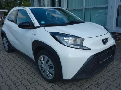 Gebraucht Toyota Aygo X X-play 72 PS (52 kW) 2022 Weiß SUV