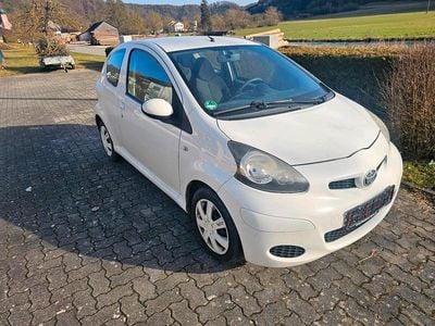 Gebraucht Toyota Aygo 68 PS (50 kW) 2012 Weiß Kleinwagen