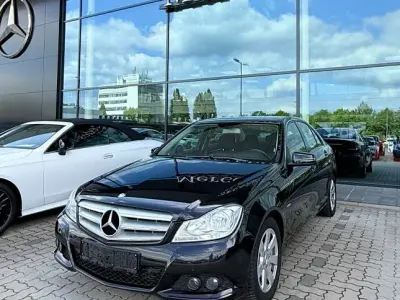 Używany Mercedes C180 156 KM (114 kW) 2011 Czarny Sedan/Limuzyna