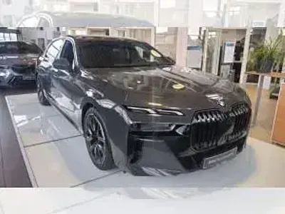 Gebraucht BMW 740 299 PS (219 kW) 2026 Grau (bmw individual dravitgrau meta) Limousine
