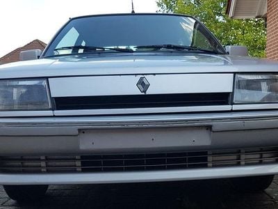Usado Renault R11 57 CV (41 kW) 1988 Plateado Utilitario