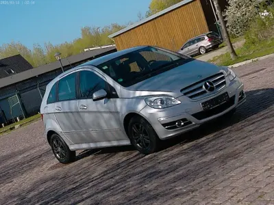 Gebraucht Mercedes B180 116 PS (85 kW) 2010 Silber Van / Kleinbus
