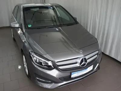 Używany Mercedes B250 211 KM (155 kW) 2017 Srebrny Minivan