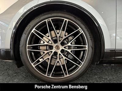 Neu Porsche Macan Turbo 469 kW (639 PS) 2026 Silber SUV