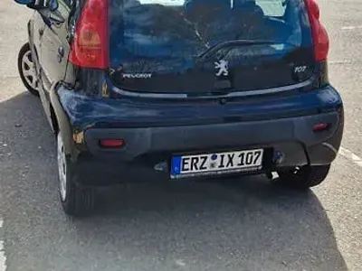Gebraucht Peugeot 107 68 PS (50 kW) 2011 Schwarz Kleinwagen