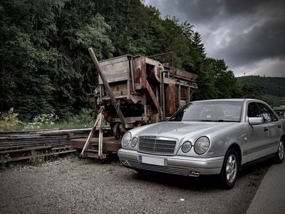 Silber Gebraucht 1995 Mercedes E200 Classic Limousine | 4.050 €