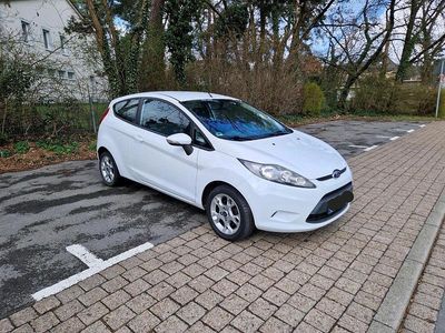 Gebraucht Ford Fiesta 60 PS (44 kW) 2010 Weiß Kleinwagen