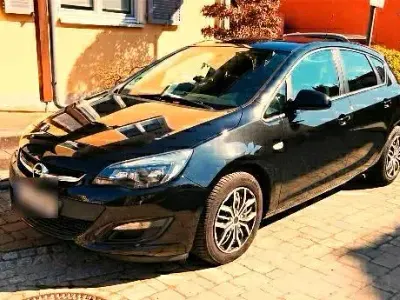 Usata Opel Astra 140 CV (102 kW) 2013 Nero Berlina