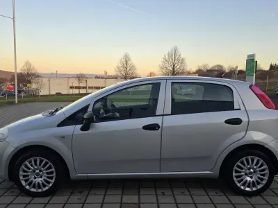Gebraucht Fiat Grande Punto 51 PS (37 kW) 2012 Silber Kleinwagen