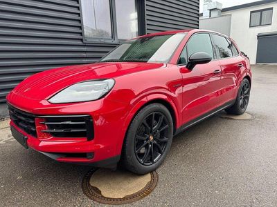 Rot Gebraucht 2025 Porsche Cayenne SUV | 112.000 € (Etwas zu teuer)