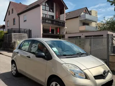 Gebraucht Toyota Yaris 69 PS (50 kW) 2011 Gelb Kleinwagen