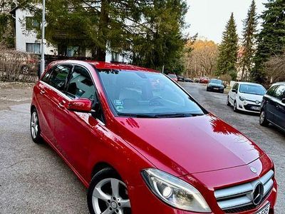 Gebraucht Mercedes B200 156 PS (114 kW) 2013 Rot Van / Kleinbus