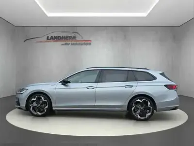 Neu Skoda Superb SportLine 193 PS (141 kW) 2025 Aluminuim silber Kombi