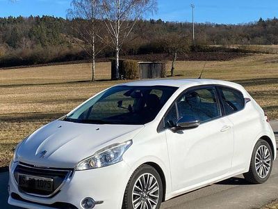 Weiß Gebraucht 2012 Peugeot 208 Allure Kleinwagen | 5.500 € (Etwas zu teuer)