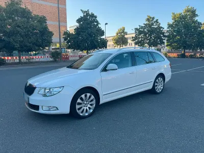 Gebraucht Skoda Superb 160 PS (117 kW) 2012 Weiß Kombi