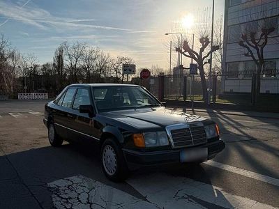 Gebraucht Mercedes E200 116 PS (85 kW) 1990 Blau Limousine