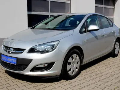 Gebraucht Opel Astra 116 PS (85 kW) 2013 Silber Limousine