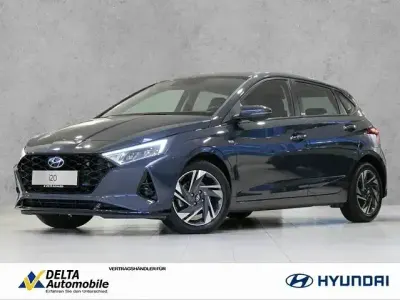 Gebraucht Hyundai i20 Trend 101 PS (74 kW) 2023 Aurora grey / met Limousine