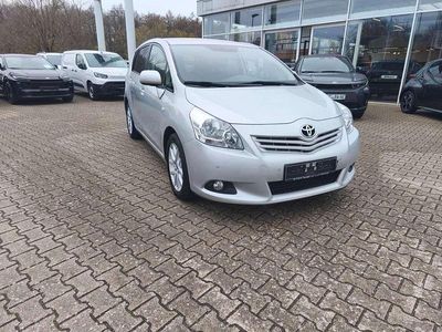 Gebraucht Toyota Verso Travel 126 PS (92 kW) 2013 Platinsilber Van / Kleinbus