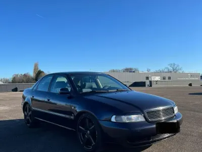 Używany Audi A4 110 KM (80 kW) 1996 Niebieski Sedan/Limuzyna