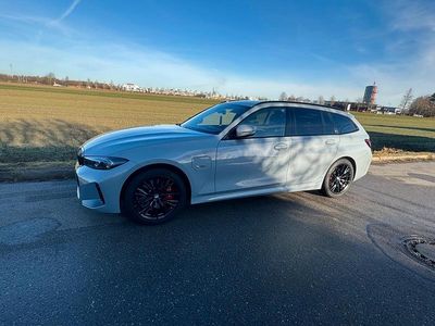 Grau Gebraucht 2022 BMW 320e M Sport Kombi | 36.888 € (Teuer)