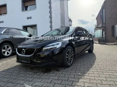 Usata Volvo V40 Momentum 120 CV (88 kW) 2018 Nero SUV