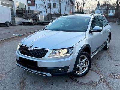 Silber Gebraucht 2015 Skoda Octavia Scout Kombi | 7.990 €