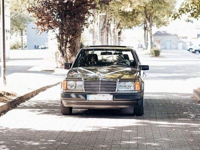 Gebraucht Mercedes E230 132 PS (97 kW) 1987 Gold Limousine