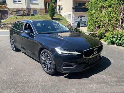 Gebraucht Volvo V60 Momentum 150 PS (110 kW) 2020 Schwarz Kombi