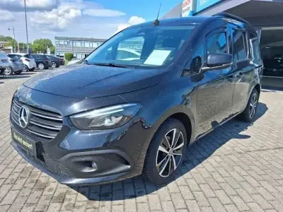 Używany Mercedes T180 116 KM (85 kW) 2022 Czarny Minivan