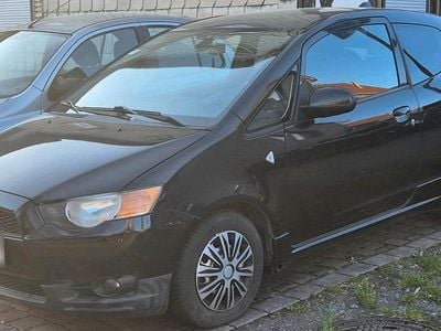 Begagnad Mitsubishi Colt 70 HK (51 kW) 2010 Svart Halvkombi