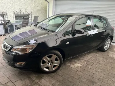 Gebraucht Opel Astra Edition 101 PS (74 kW) 2010 Schwarz Limousine