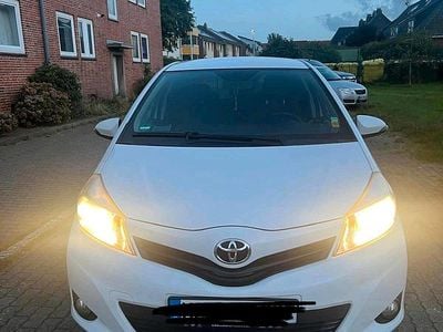 Gebraucht Toyota Yaris 69 PS (50 kW) 2013 Weiß Kleinwagen