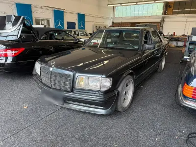 Używany Mercedes E500 AMG 1989 Czarny Sedan/Limuzyna