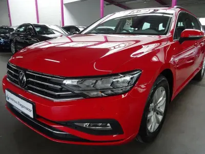 Gebraucht VW Passat 122 PS (89 kW) 2023 Rot Kombi